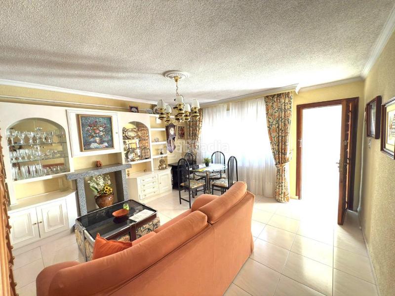 Foto dd7cee1c-6289-47a0-b20c-458978df67f0. Casa aparellada a Apóstol Santiago Madrid