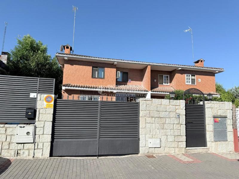 Foto d3f145d3-33ba-4ab1-bfdd-c67779fd9105. Casa bifamiliare con riscaldamento parcheggio in Arroyo de la Vega La Moraleja