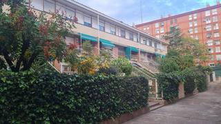 Casa aparellada en Salvador Allende. Casa en venta en zaragoza