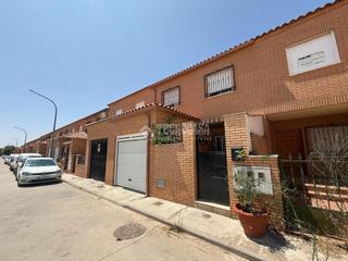 Casa aparellada  Calle pozo. Casa en venta en yepes