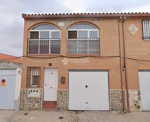 Casa aparellada  C. calderón de la barca. Casa en venta en yepes