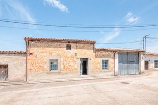 Maison jumelée à Pedrosillo el Ralo. Casa en venta en pedrosillo el ralo