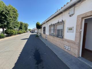 Casa aparellada  Barrio san luis. Casa en venta en yepes