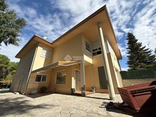 Maison jumelée à La Navata. Casa en venta en galapagar