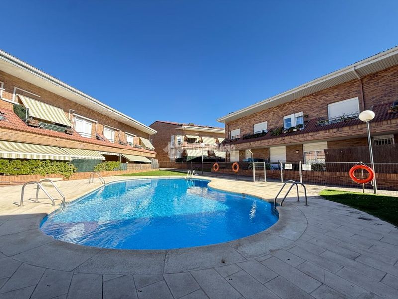 Foto 2b2ae2ea-11fe-4460-841b-fb5c6482aad3. Casa aparellada amb aparcament a Colmenarejo