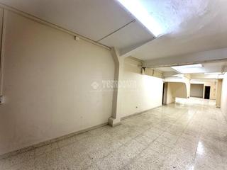 Local commercial à El Camp de l´Arpa del Clot. Almacén en venta en barcelona