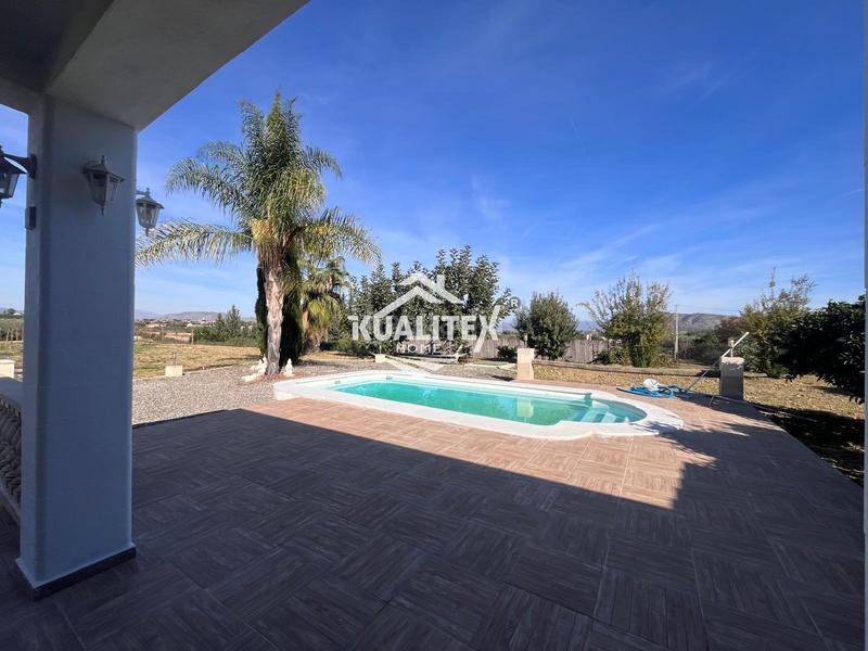 Foto d6ee80b8-4641-4b06-9fe1-8deb9514d664. Country house with heating pool in Coín