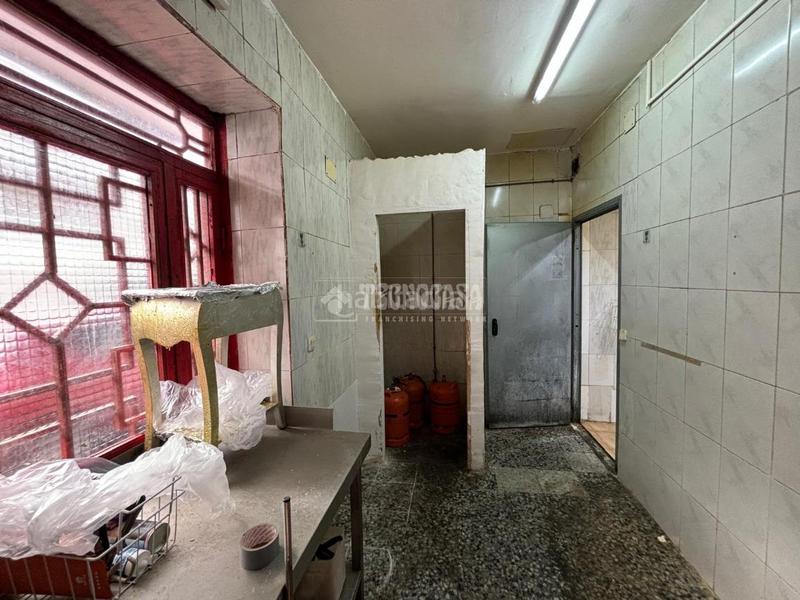 Foto 3cd1bc93-db0f-4d5f-ad9c-3a49ba0f58f8. Local comercial  en venta en Aluche Madrid