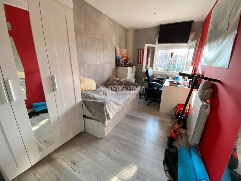 Foto dec32f8c-ddd0-49b8-ae37-5eb4a560a4a1. Piso  en venta en Aluche Madrid
