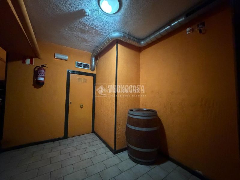 Foto 1fa88f5b-e625-4e28-9b8a-7b567699d9d3. Local comercial amb calefacció a Aluche Madrid