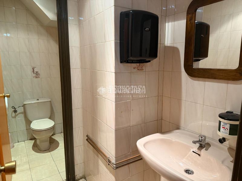 Foto bfb05b49-0c7a-4973-ba9a-412b98d10361. Local comercial amb calefacció a Aluche Madrid