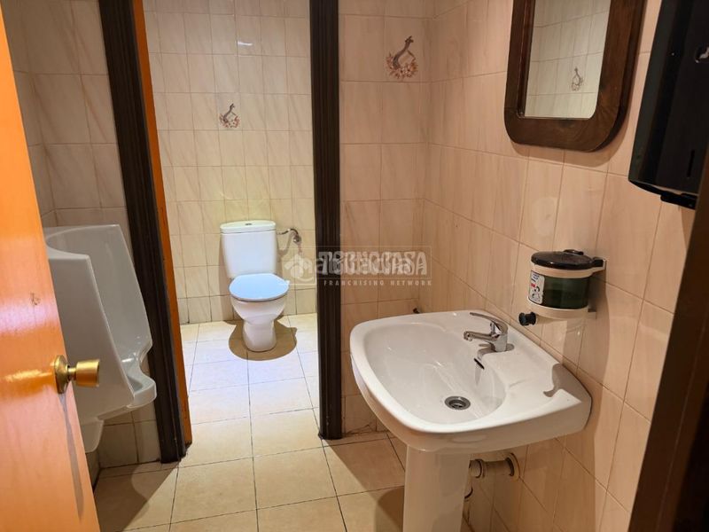 Foto c1605489-99ab-48f9-b37f-6cba81d4f51e. Local comercial amb calefacció a Aluche Madrid