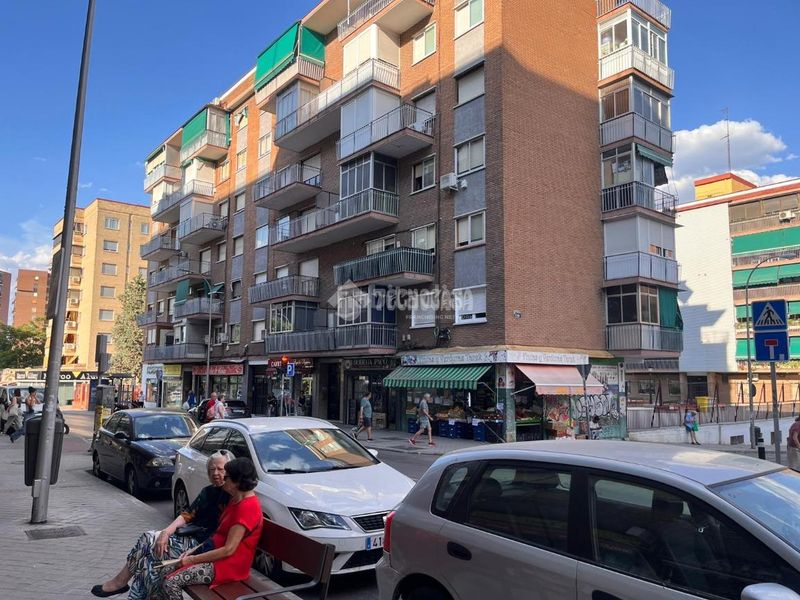 Foto c2a08818-6bd2-456a-be53-c3ace5f187ec. Local comercial a Aluche Madrid