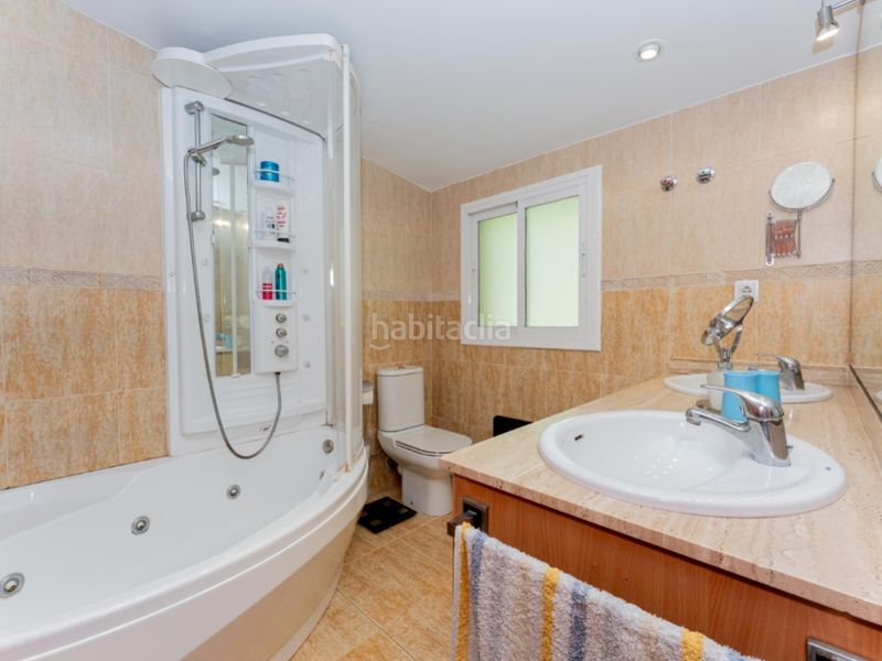 Foto 54839c79-64f6-49c5-83e4-40c4de29e37e. Casa exclusiva casa con jardin en les botigues de Sitges Sitges