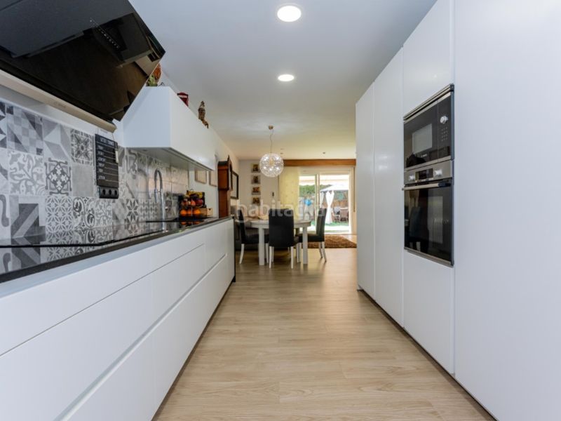 Foto 6d92f8ec-77bd-4f9c-872a-19274120e451. Casa exclusiva casa con jardin en les botigues de Sitges Sitges