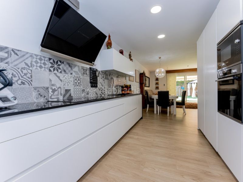 Foto 6f8cf81b-5377-4f35-9003-b23b02060a1e. Casa exclusiva casa con jardin en les botigues de Sitges Sitges