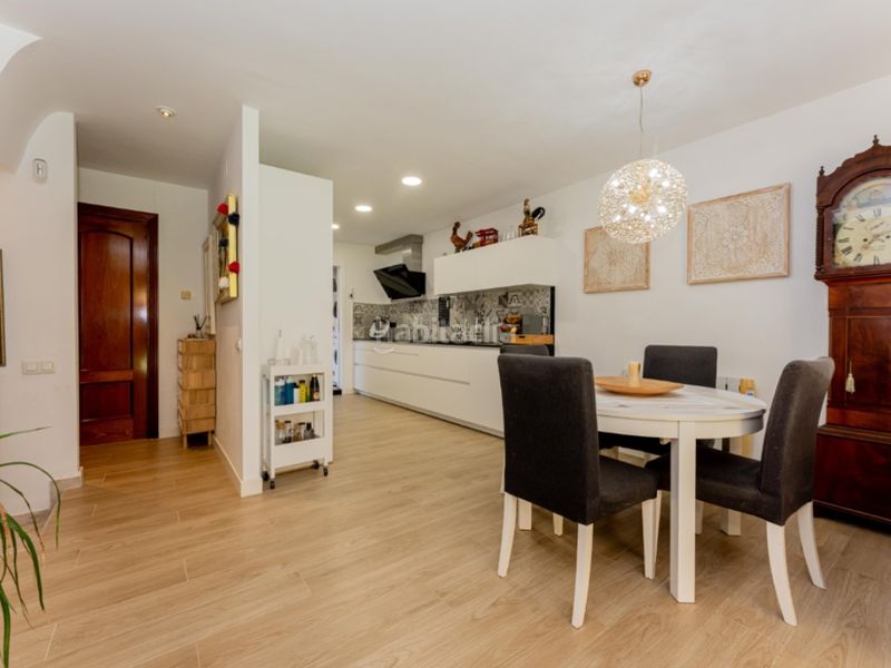 Foto ecc2d58b-ffa1-4c1a-a748-5d315943b825. Casa exclusiva casa con jardin en les botigues de Sitges Sitges