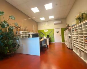 Business premise in Avinguda angel sallent, 16. Muy soleado , con jardín