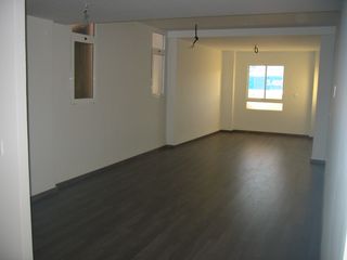Rent Flat  Carrer de conca. Calle cuenca , vacío, excepto cocina, 113 m2 const., 3 habitacio