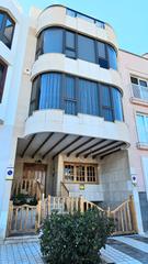 Casa adossada a Calle doce de octubre 14. Vivienda junto al mar y la playa con vistas directas.