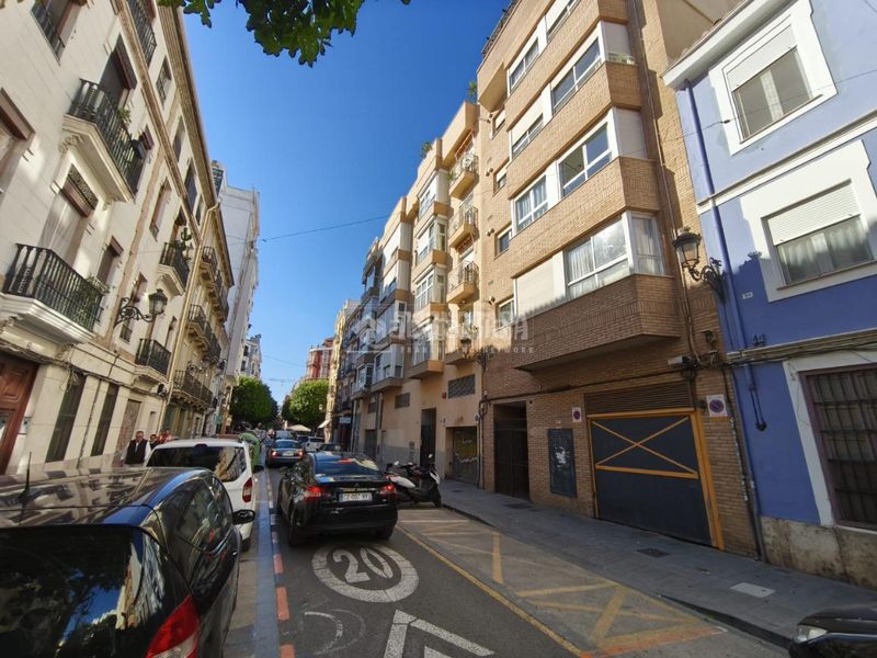 Foto 09fc6c75-8e16-443a-8e52-b233dda41d40. Aparcament cotxe a Russafa Valencia