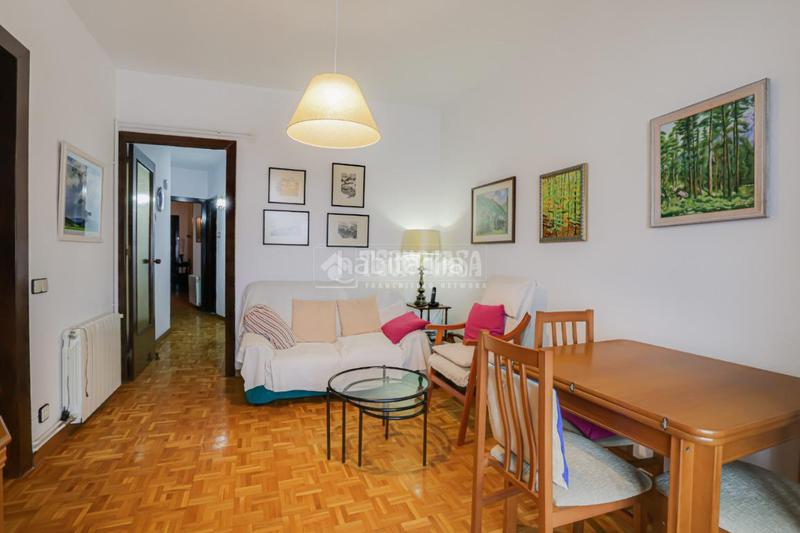 Foto a8b8d819-b398-42be-bf12-014e42c4cd30. Piso  en venta en Turó de la Peira Barcelona