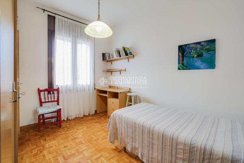 Foto f0a36d35-ae3f-4972-8342-6393e60e412c. Piso  en venta en Turó de la Peira Barcelona