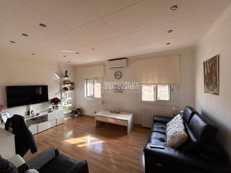 Foto eb009188-998a-488c-9655-f38d0a9923ca. Piso  en venta en Turó de la Peira Barcelona