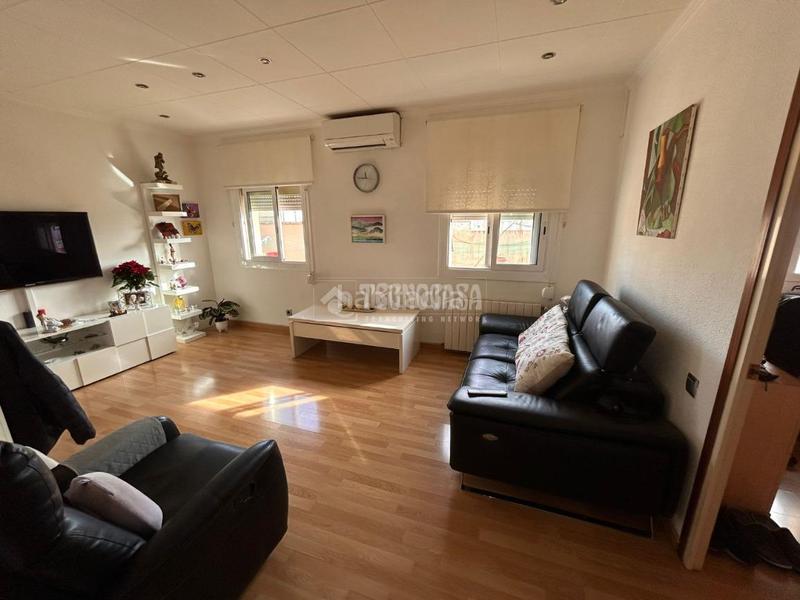 Foto f3ed45ef-c4d8-4108-b7d4-fda37f8e6e4f. Piso  en venta en Turó de la Peira Barcelona