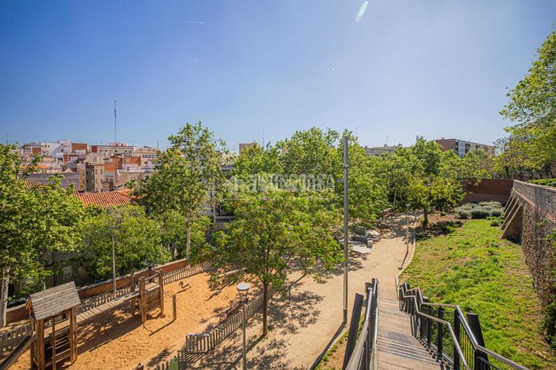 Foto c7d5c5d4-e901-48d7-9068-bad013608a98. Edifici a Horta Barcelona