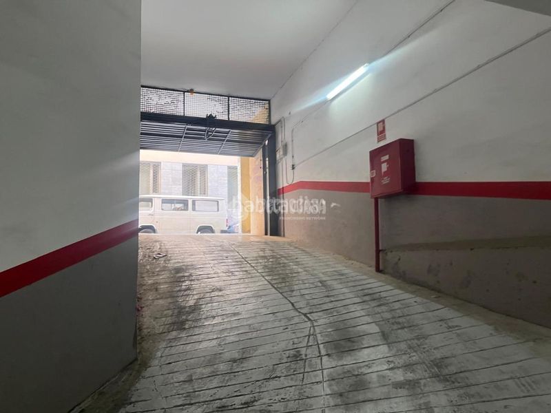 Foto f5f49c46-4c03-472f-a95b-d04d2d14f220. Aparcament cotxe a Porta Barcelona