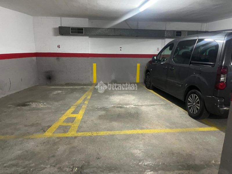 Foto fba6c3f3-903d-41b5-816f-9e6149c58410. Aparcament cotxe a Porta Barcelona