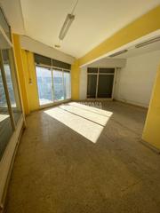 Local commercial dans Singuerln. Local comercial en venta en santa coloma de gramenet