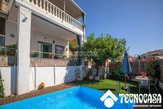 Maison dans Singuerln. Casa en venta en santa coloma de gramenet