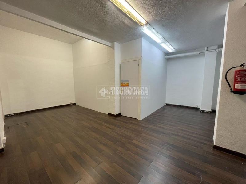 Foto 7706b19b-d951-40d0-acd3-4649cde614e1. Local comercial  en venta en Apóstol Santiago Madrid