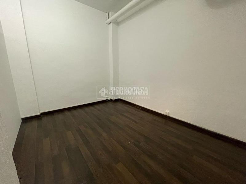 Foto ca5ceb9a-5b6e-4775-84db-04c1a53a3628. Local comercial  en venta en Apóstol Santiago Madrid