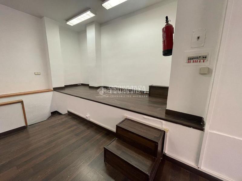 Foto cbe8704f-be8e-49ff-9f28-09d0195b96d5. Local comercial  en venta en Apóstol Santiago Madrid