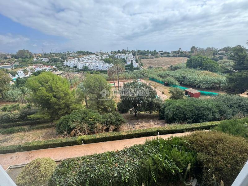 Foto 9613c05a-0336-4af7-aae5-4c8b16a32996. Piso  en venta en Los Llanos Estepona