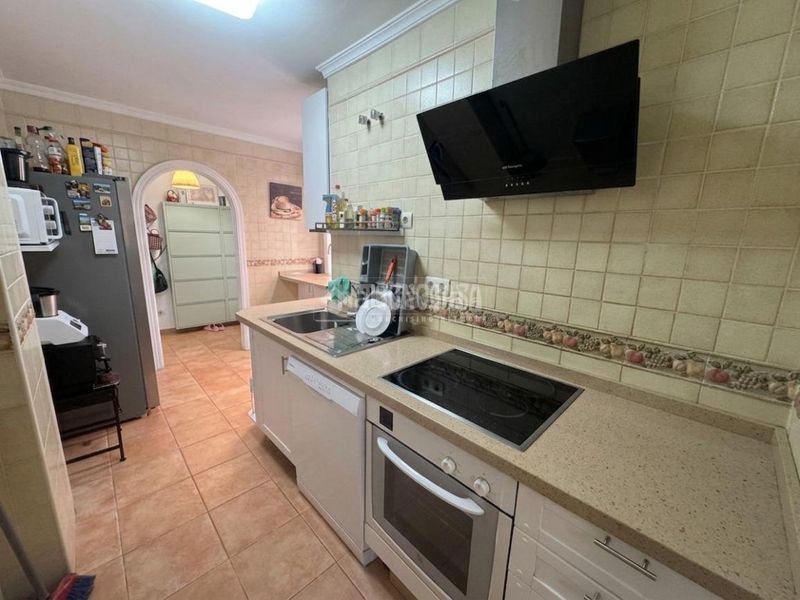 Foto c5c3b44a-6f81-4396-bd51-27f93427f6b6. Pis a sierra de Estepona - avda. de andalucía Estepona