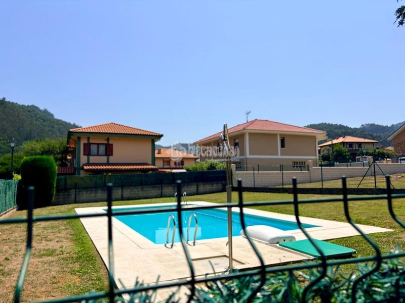 Foto 200c40c1-eef9-4544-96b4-ada538817bbb. Casa aparellada amb aparcament piscina a Samano Castro - Urdiales