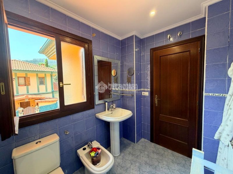 Foto 2a8b39c9-77d4-4e7a-bdce-29323b73b6c3. Casa aparellada amb aparcament piscina a Samano Castro - Urdiales