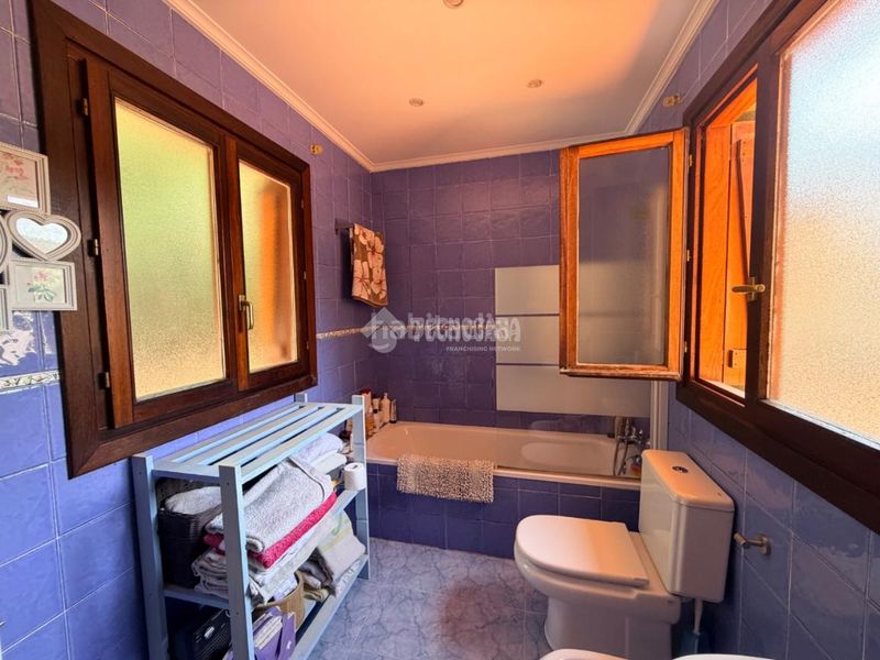 Foto 55cd8e29-57a9-4894-b615-2e9a4d8866cb. Casa aparellada amb aparcament piscina a Samano Castro - Urdiales