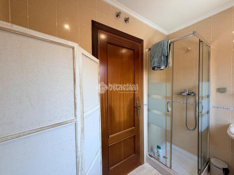 Foto 5e657b90-7cf2-425b-b1bd-114de49912c2. Casa aparellada amb aparcament piscina a Samano Castro - Urdiales