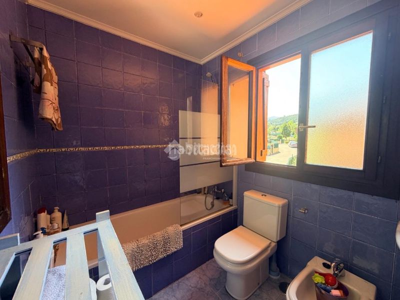 Foto 8f585d22-cf33-42e1-9869-b4386a9f5867. Casa aparellada amb aparcament piscina a Samano Castro - Urdiales