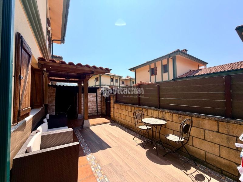 Foto 95a748f0-85c0-44e3-bdee-38b970b203fb. Casa aparellada amb aparcament piscina a Samano Castro - Urdiales