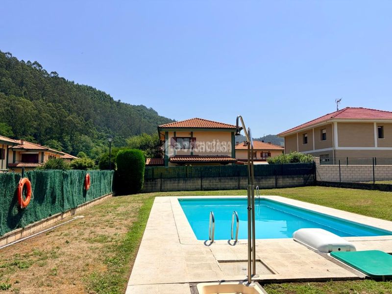 Foto a9dcd279-bdb2-4e4b-9af2-e0b7738fa871. Casa aparellada amb aparcament piscina a Samano Castro - Urdiales
