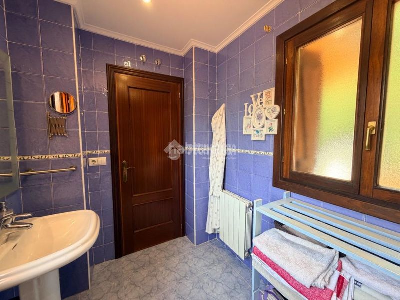 Foto aa77794a-d536-40ef-81c8-f8a758dc2b45. Casa aparellada amb aparcament piscina a Samano Castro - Urdiales