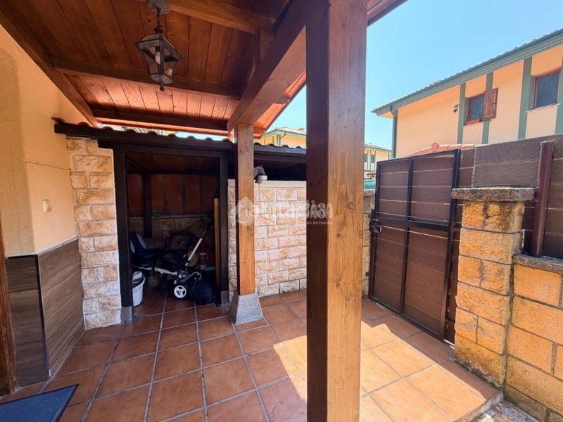 Foto b12d4164-9ba0-432b-8624-bd0bc96aefa9. Casa aparellada amb aparcament piscina a Samano Castro - Urdiales