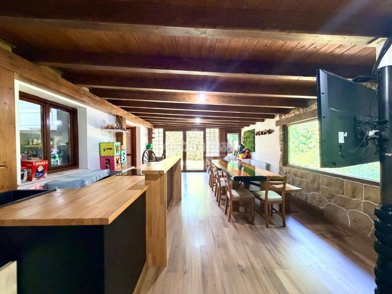 Foto bcce749c-bf0d-4312-9473-593403cbf4f8. Casa aparellada amb aparcament piscina a Samano Castro - Urdiales