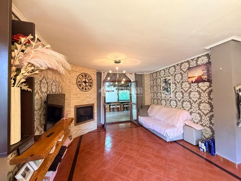 Foto c9c6ae4d-eb5e-4da0-bc1f-825ab0e65114. Casa aparellada amb aparcament piscina a Samano Castro - Urdiales